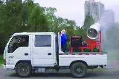 “高射炮”正在进行灭蚊喷雾 大庆市灭蚊组供图