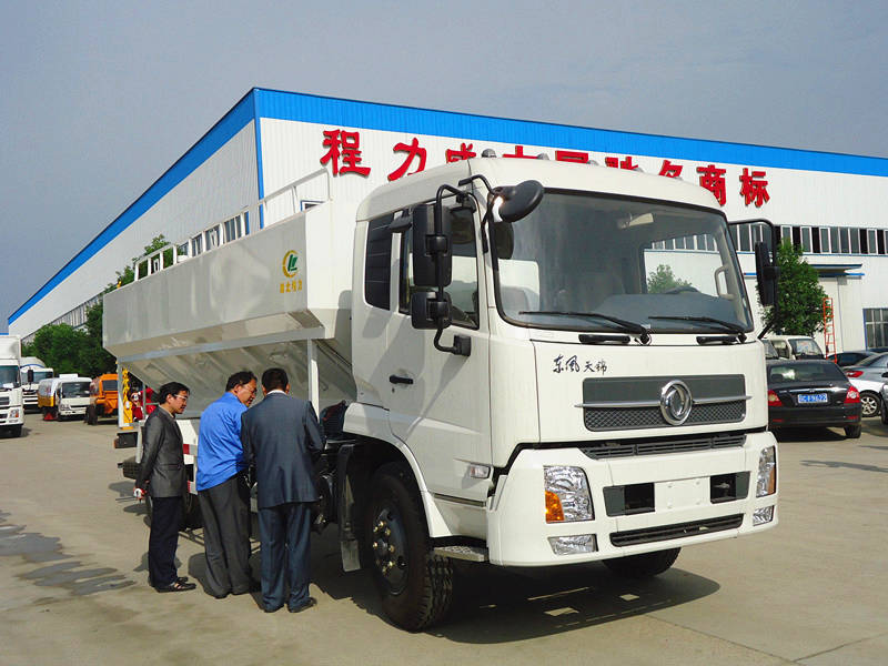 江苏林业局领导正在工程师指导下操作东风天锦散装饲料运输车