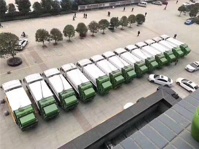 某军港领导莅临我公司验收13辆军港压缩式垃圾车